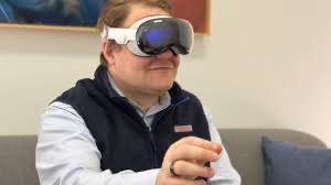 Apple Vision Pro 2 हेडसेट का क्लोज़-अप फ्रंट व्यू