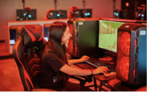 कंप्यूटर पर गेम खेलते छात्र – Esports Education India