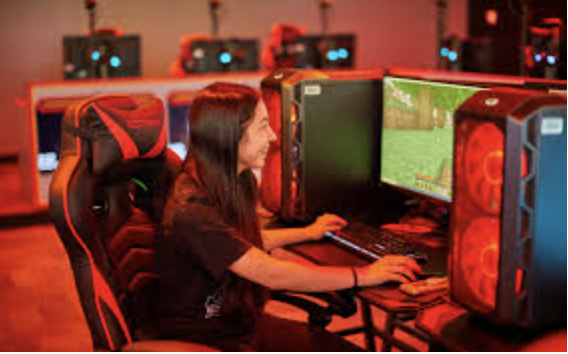 कंप्यूटर पर गेम खेलते छात्र – Esports Education India