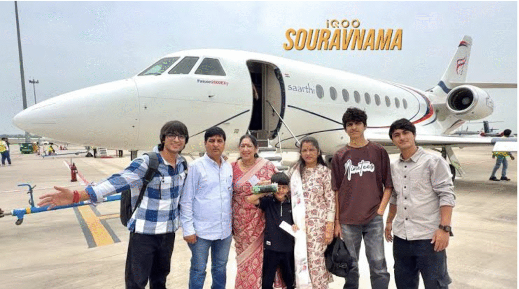 Sourav Joshi परिवार के साथ Private Jet में यात्रा करते हुए