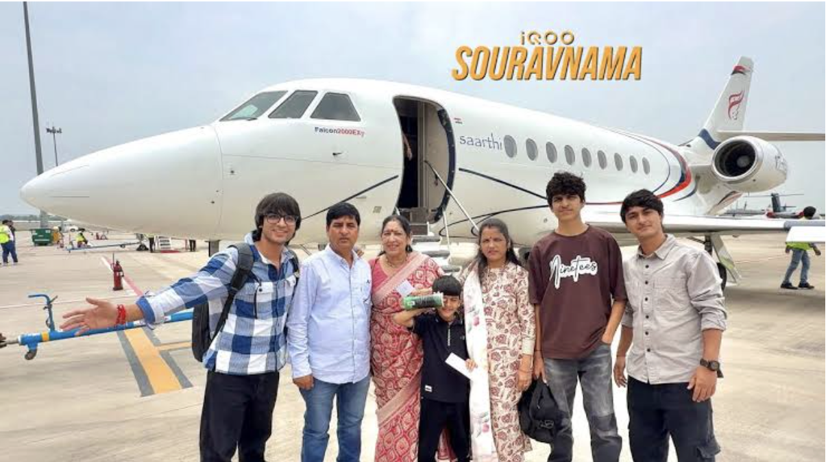 Sourav Joshi परिवार के साथ Private Jet में यात्रा करते हुए