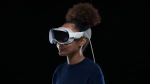 Apple Vision Pro 2 हेडसेट का क्लोज़-अप फ्रंट व्यू