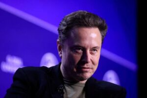 Elon Musk AI युद्ध की घोषणा करते हुए
