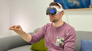 Apple Vision Pro 2 के साथ एक व्यक्ति वर्चुअल स्क्रीन देखता हुआ