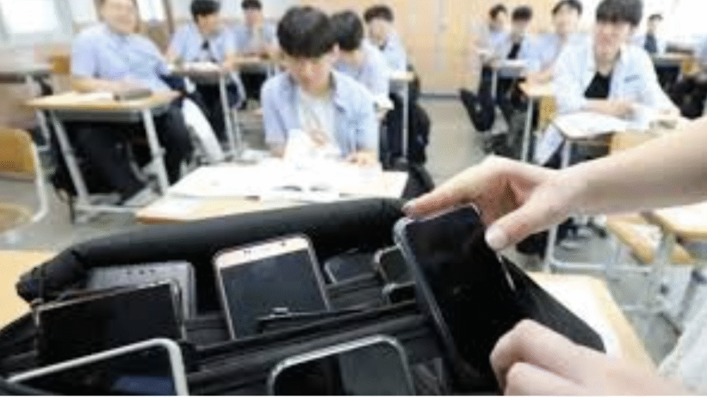 South Korea school students using mobile phones before ban