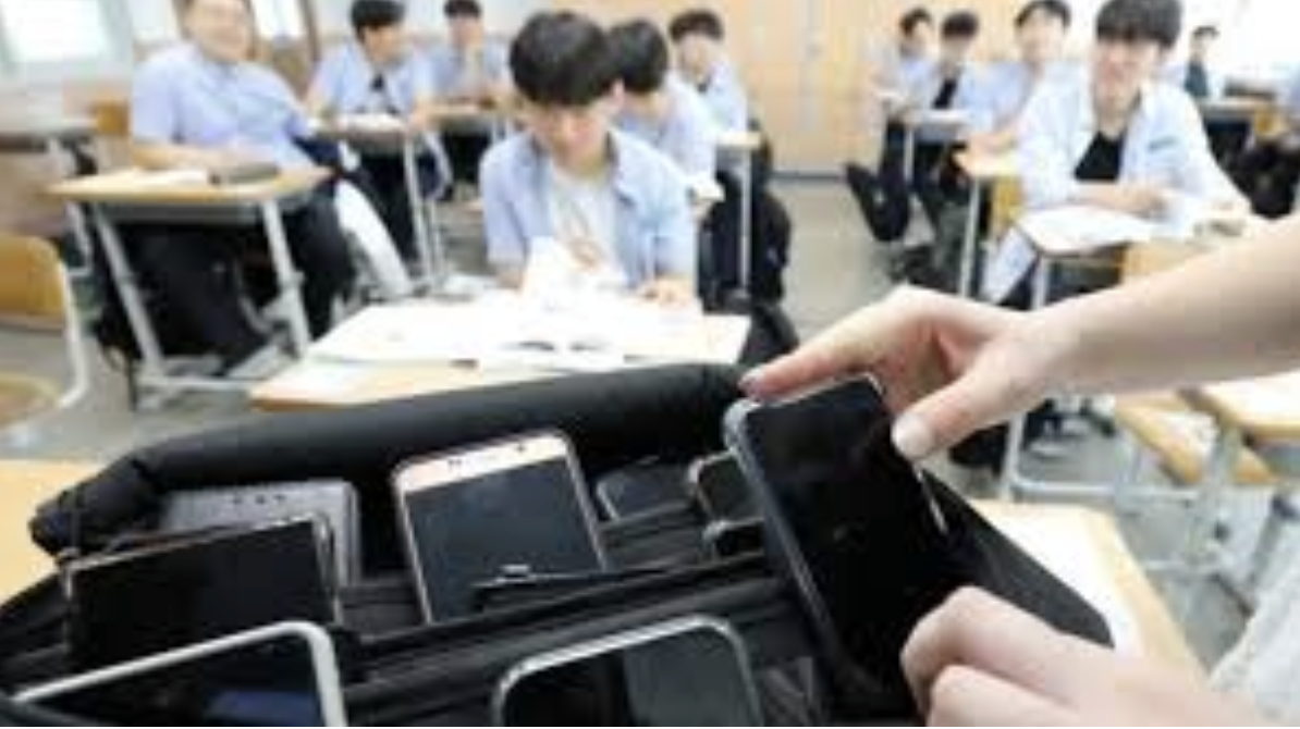 South Korea school students using mobile phones before ban